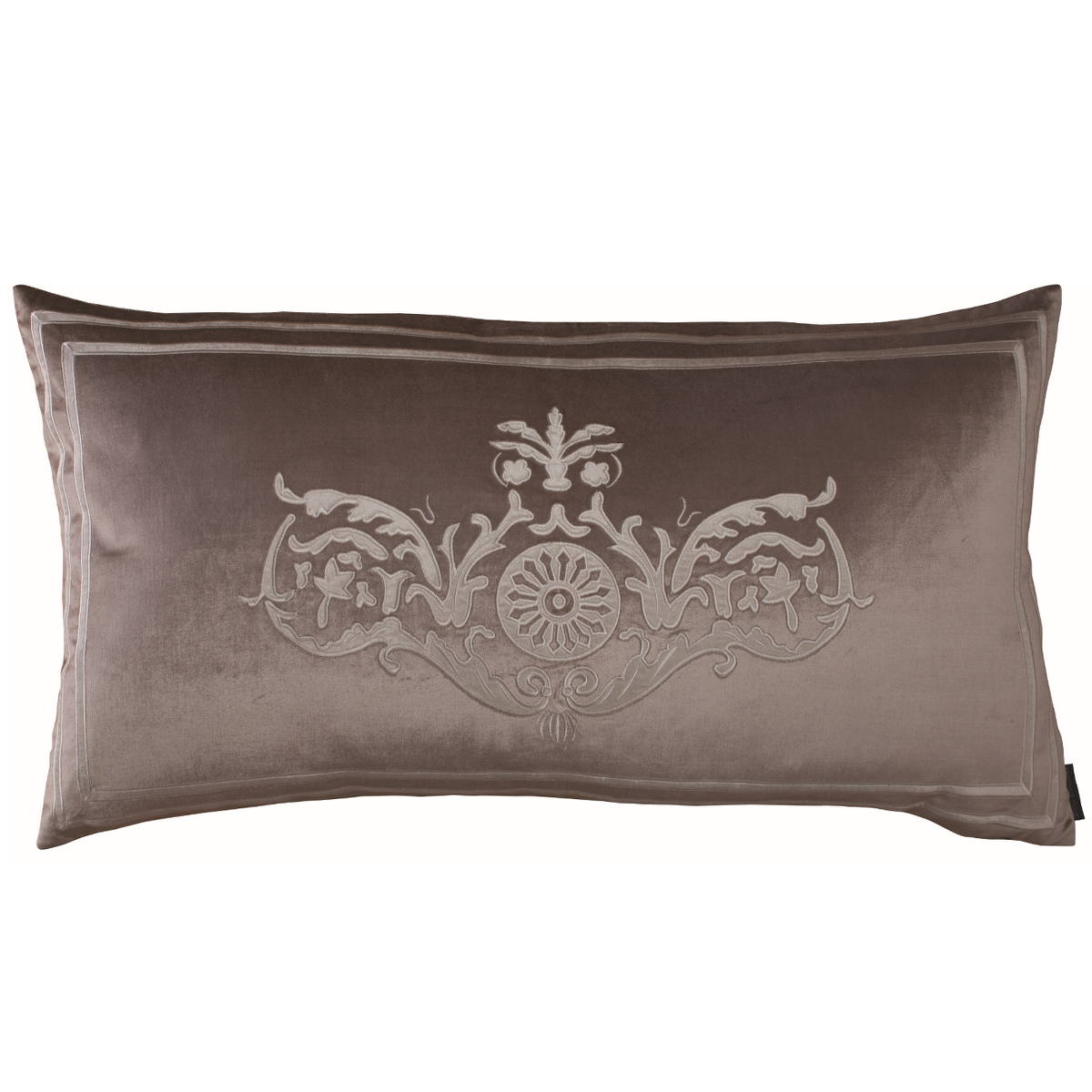 https://www.definingelegance.com/media/Lili_Alessandra/Paris-Versailles-Velvets/022115/Lili-Alessandra-L152AKCH-PARIS-KING-SHAM-CHAMPAGNE-VEVET-IVORY-VELVET-20X36-7804-decorative-pillow.jpg